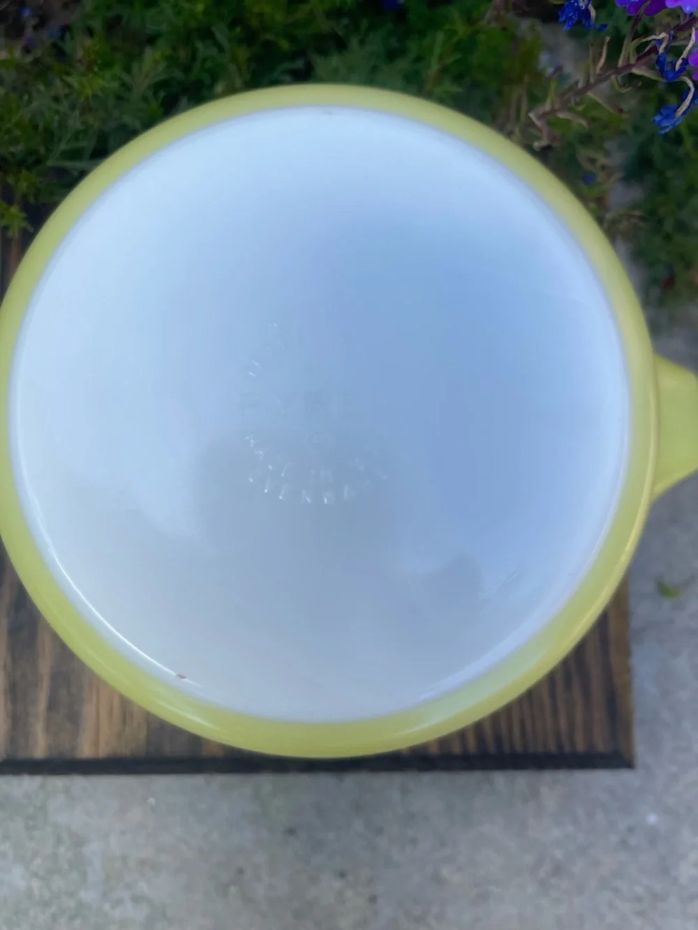 Vintage Pyrex #471 Yellow 1 pint Cinderella Casserole dish with Clear Lid - Picture 2 of 3